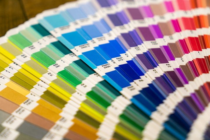 Cartas impresas de colores para comparar resultados de impresión